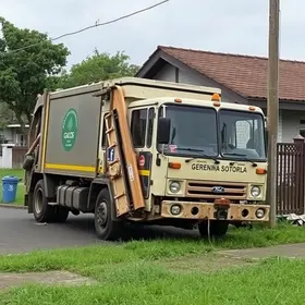 Caminhão de lixo perde freio e atinge casa em Belo Horizonte (MG) caminhão de lixo