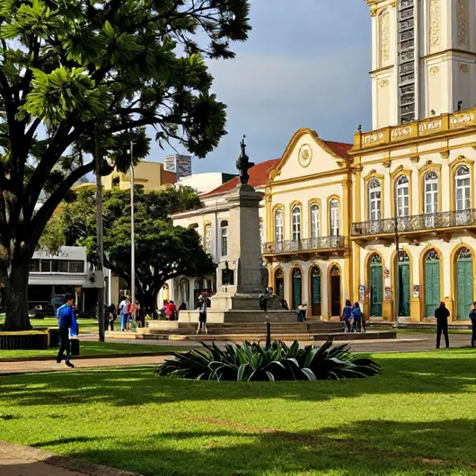 Explorando a Praça Sete de Setembro