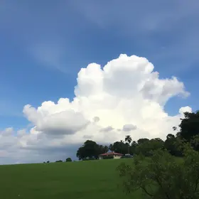 Previsão do tempo hoje para Belo Horizonte (MG): sol com algumas nuvens; não chove