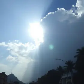 Previsão do tempo hoje para Belo Horizonte (MG): sol com aumento de nuvens ao longo do dia; à noite ocorrem pancadas de chuva