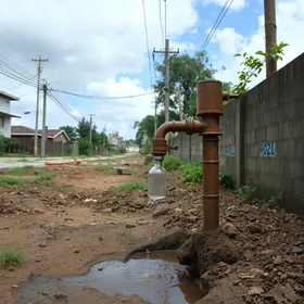 Vazamento em adutora afeta abastecimento de água em 65 bairros de BH; veja lista vazamento de água